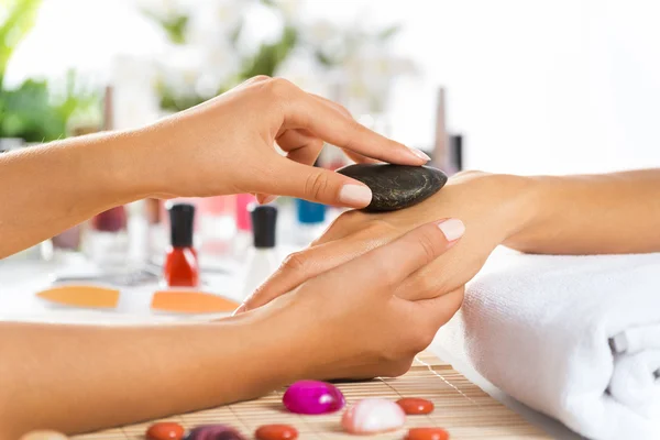 Vrouw in salon ontvangen manicure — Stockfoto