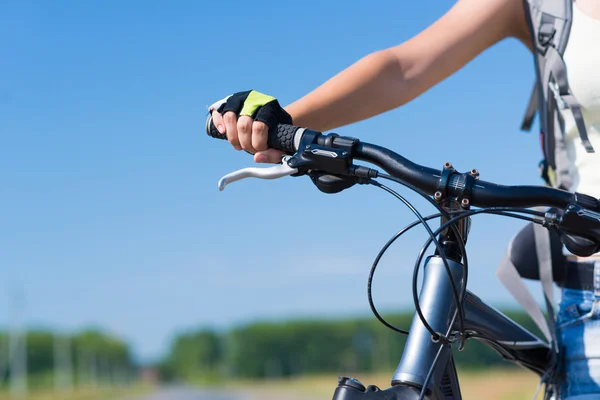 Junge Frau fährt Fahrrad — Stockfoto