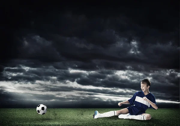 少年キック サッカー ボール — ストック写真