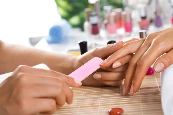 Vrouw in salon ontvangen manicure — Stockfoto