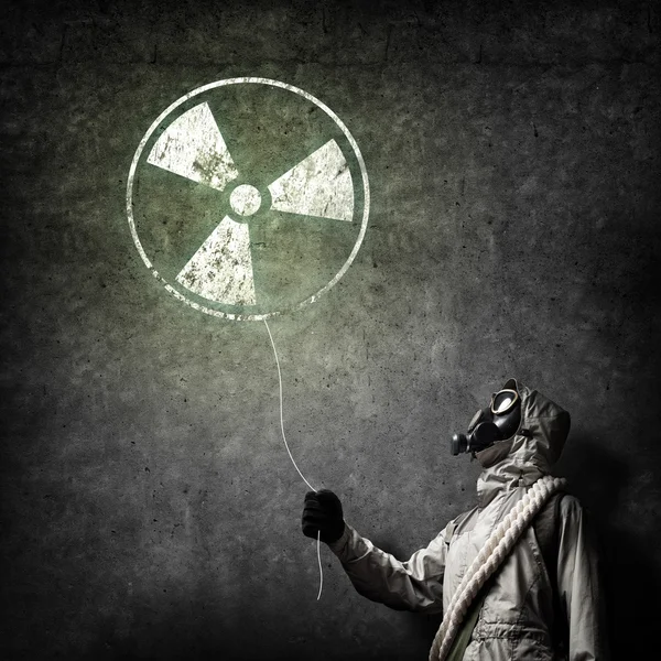 Hombre con globo de radiactividad en la mano — Foto de Stock