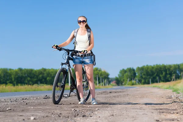 Hübsche Frau mit Rucksack Reiten — Stockfoto