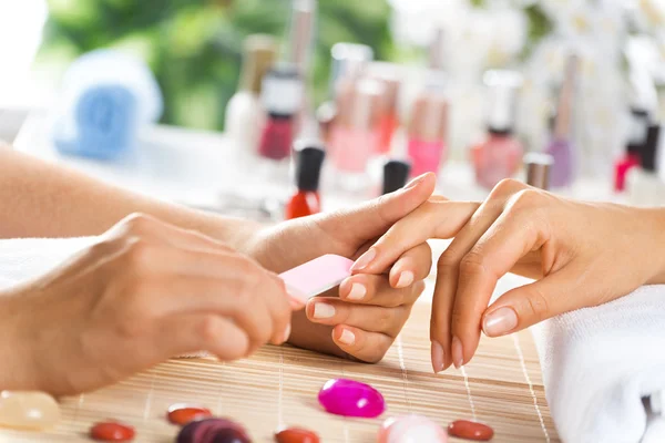 Kvinde i salon modtager manicure - Stock-foto