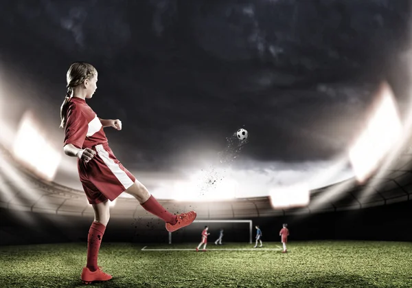 Menina jogando futebol — Fotografia de Stock