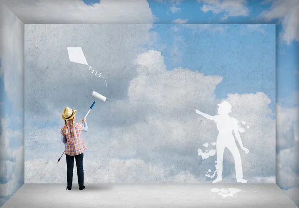 Girl painting wall — Stock Photo, Image