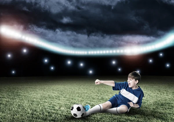 Kid boy chutando bola de futebol — Fotografia de Stock