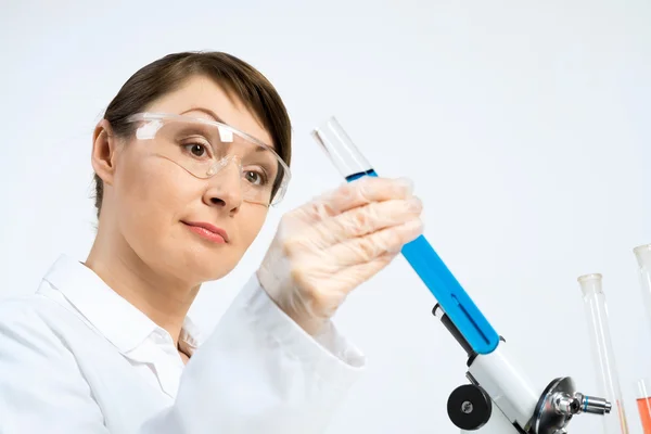 Scienziato femminile che fa test — Foto Stock