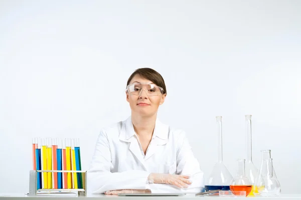 Scienziato femminile che fa test — Foto Stock