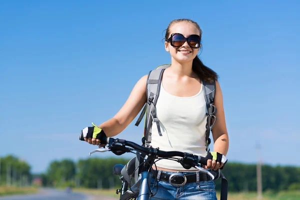 Hübsche Frau mit Rucksack Reiten — Stockfoto