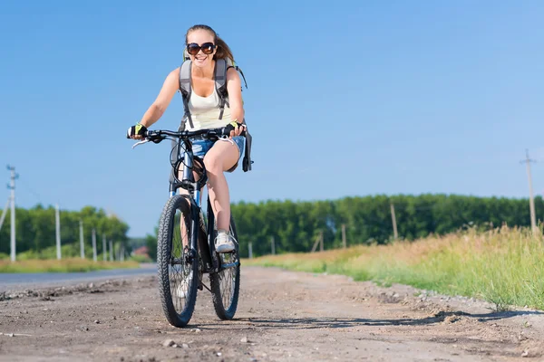 Hübsche Frau mit Rucksack Reiten — Stockfoto