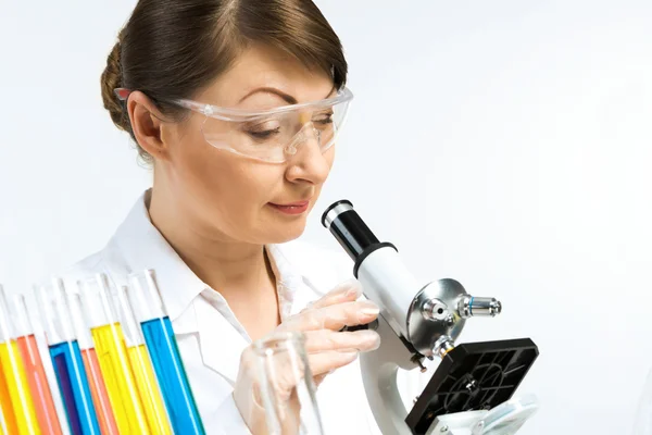 Scienziato femminile che fa test — Foto Stock