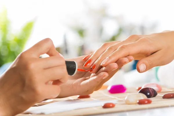 Vrouw in salon ontvangen manicure — Stockfoto