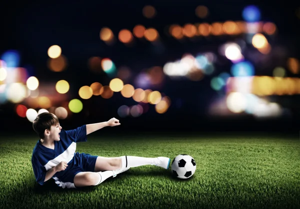 Poika jalkapalloilija — kuvapankkivalokuva