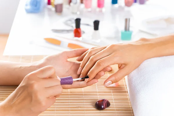 Donna in salone che riceve la manicure — Foto Stock