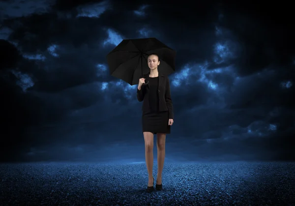 Giovane donna d'affari con ombrello — Foto Stock