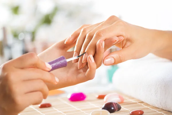 Vrouw in salon ontvangen manicure — Stockfoto