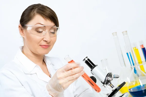 Scienziato femminile che fa test — Foto Stock