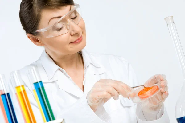 Scienziato femminile che fa test — Foto Stock