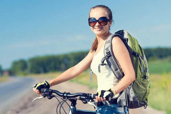 Frau mit Rucksack zu Fuß — Stockfoto