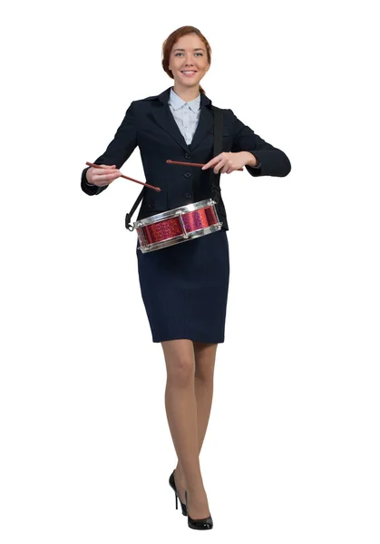 Empresária engraçada tocando bateria — Fotografia de Stock