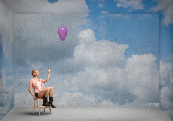 Frau mit Glühbirnenballon — Stockfoto