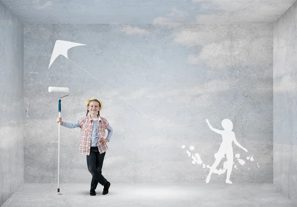 Girl painting wall — Stock Photo, Image