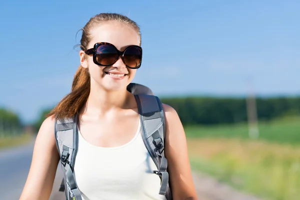 Frau mit Rucksack auf Fahrrad unterwegs — Stockfoto