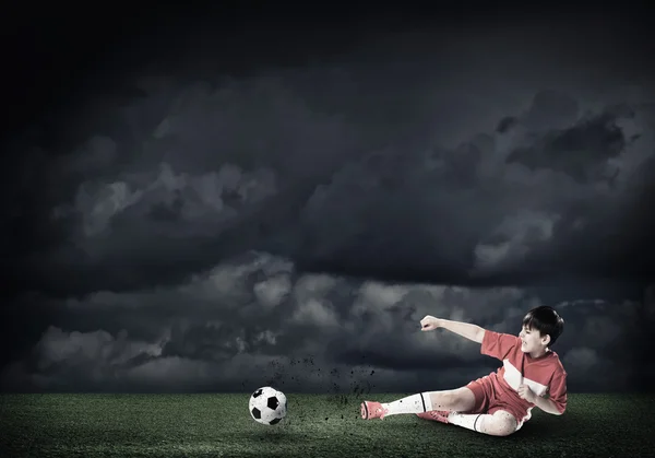 Pojke fotbollsspelare — Stockfoto