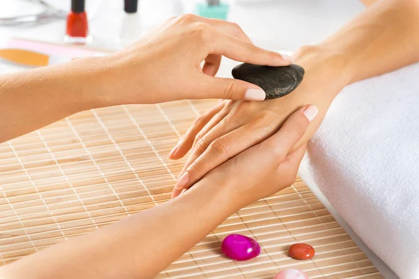 Donna in salone che riceve la manicure — Foto Stock