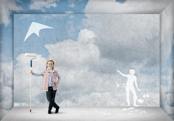 Girl painting wall — Stock Photo, Image