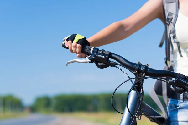 Junge Frau fährt Fahrrad — Stockfoto