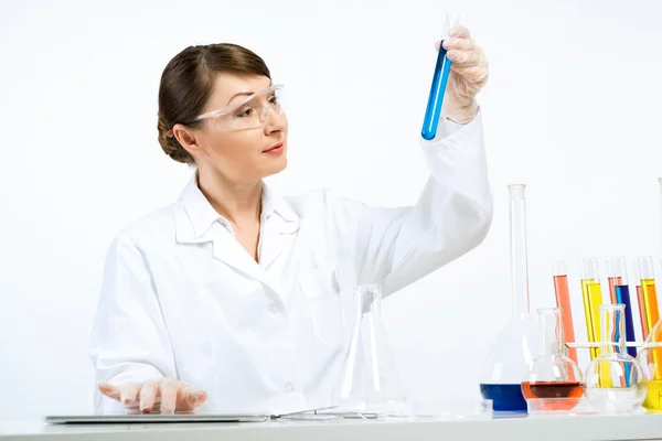 Cientista fêmea fazendo testes — Fotografia de Stock