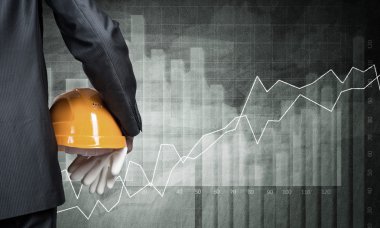 kask içinde el ile işadamı