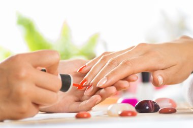 Kadın manikür alma salonda