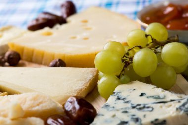 peynir üzüm ve fındık