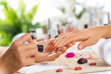 Kadın manikür alma salonda
