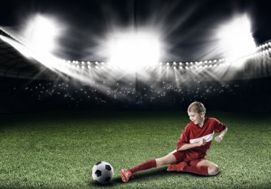 Kız futbol oynuyor.