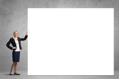 iş kadını ile beyaz boş bayrak