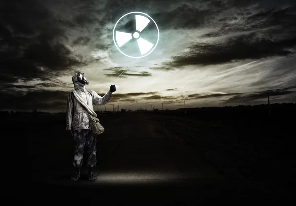 Man in gasmasker met radioactiviteit ballon — Stockfoto