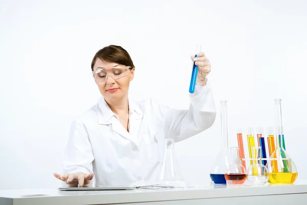 Vrouwelijke wetenschapper waardoor tests — Stockfoto