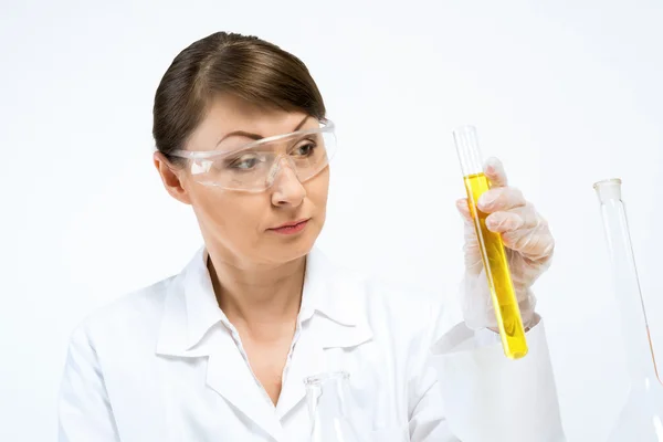 Scienziato femminile che fa test — Foto Stock