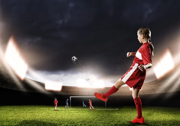 Menina jogando futebol — Fotografia de Stock