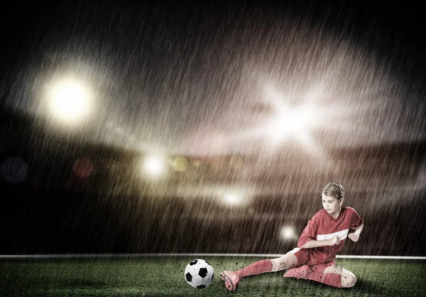 Flicka spelar fotboll — Stockfoto