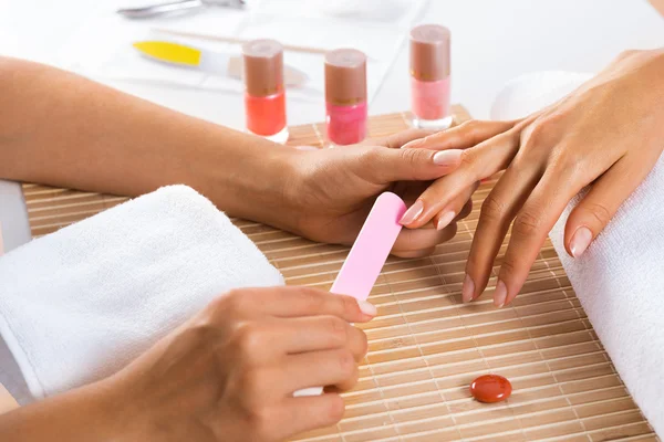 Kobieta w salonie otrzymania do manicure — Zdjęcie stockowe