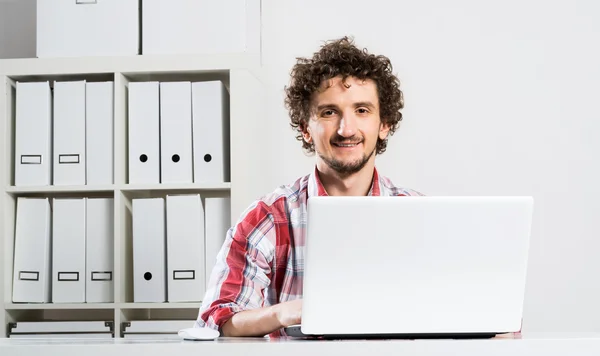 Homem trabalhando no escritório — Fotografia de Stock