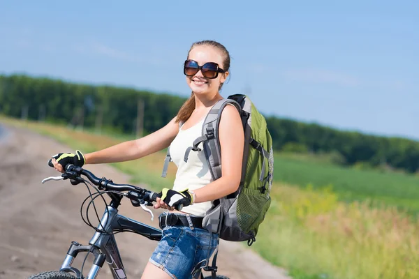 Frau mit Rucksack zu Fuß — Stockfoto