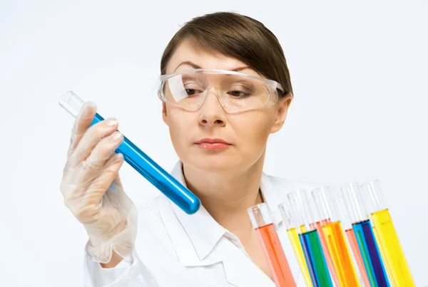 Female scientist making tests — Stock Photo, Image