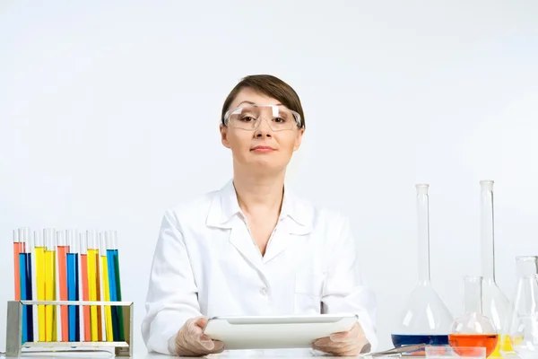 Scienziato femminile che fa test — Foto Stock