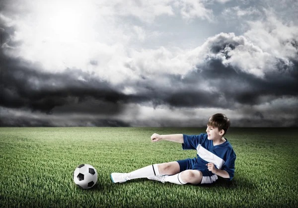 Menino jogador de futebol no estádio — Fotografia de Stock