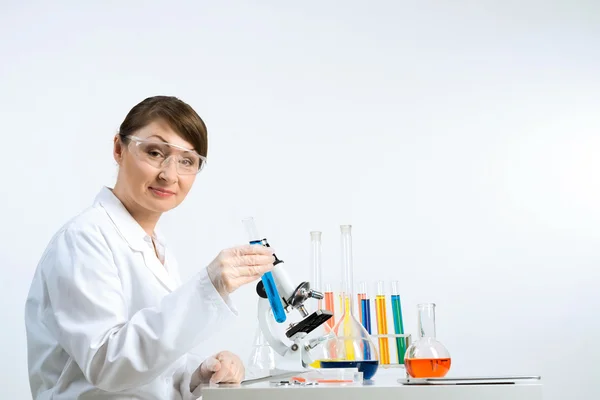 Scienziato femminile che fa test — Foto Stock